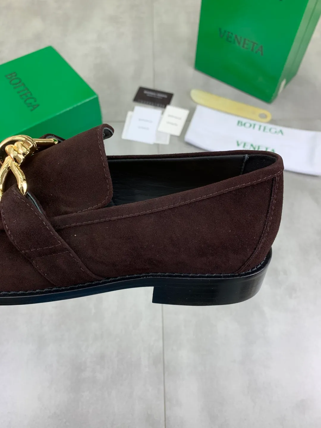 Men's shoes 💰P820 [New model] (genuine leather outsole) water-dyed cow lining 💰High-quality business couple leather shoes 💎💎💎 BOTTEGA VENETA official website synchronizes the latest top version of BV in the market, accept material comparison, shoe type comparison, process comparison, practical and textured, versatile and suitable for any occasion, the more you look at it, the more flavorful it becomes. Purely hand-knitted craftsmanship - Upper material, calfskin imported from Italy 🇮🇹 - High-quality water-dyed cowhide lining - Original private model customized leather outsole -Size: Female 35-39 (40 ordered) Male 39-44 (38 45 can be customized) Color: Multiple colors available
